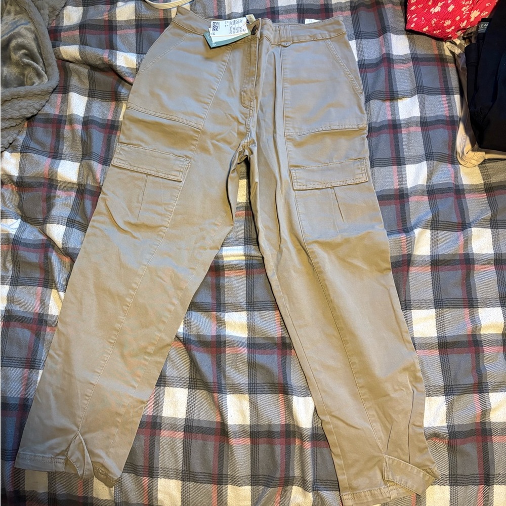 H&M Women’s Beige Cargo Pants